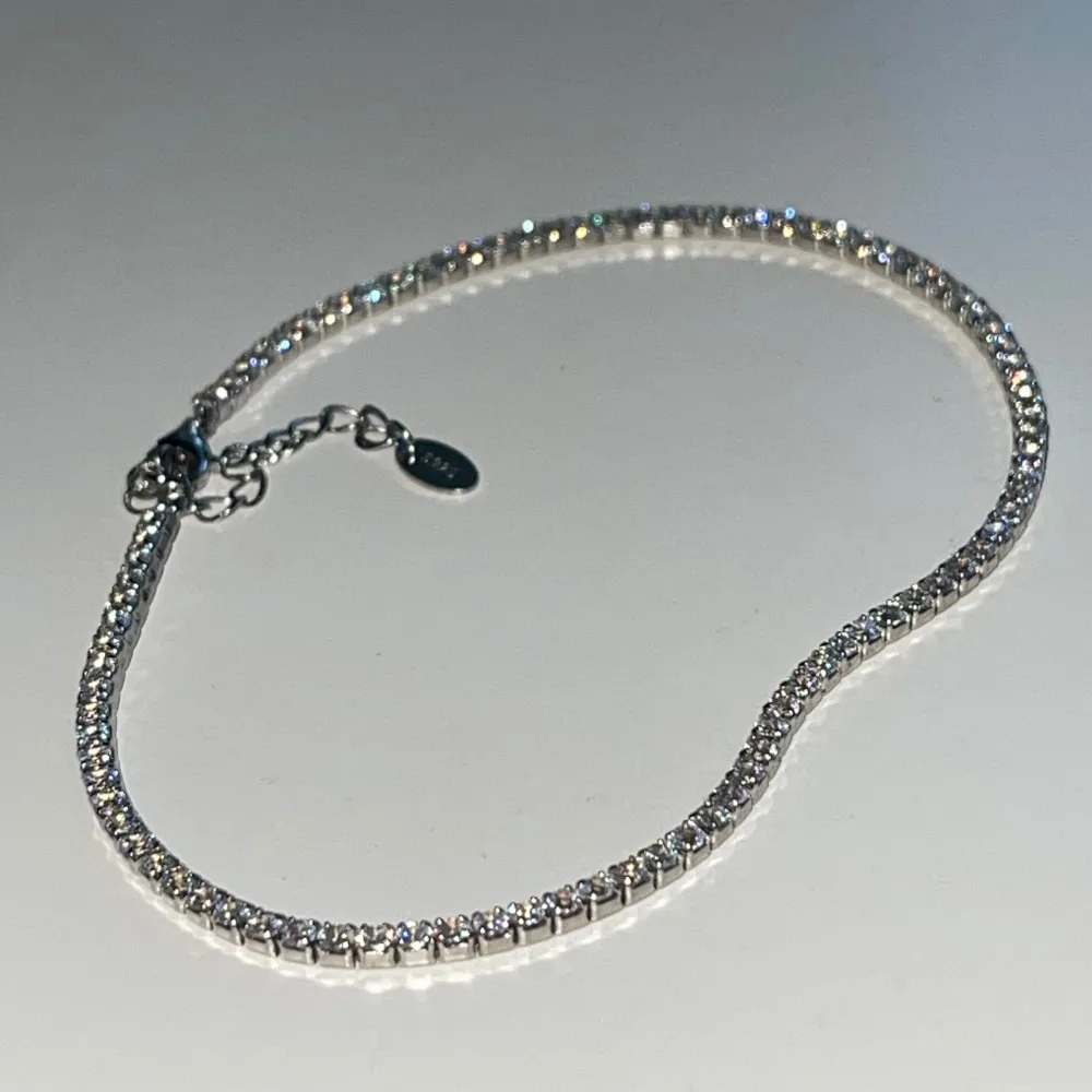 Fotlänk i äkta silver, endast använd en gång på en fest i blå hallen ✨ köpt för 699kr från blingit.se. Smyckespåse medföljer. 26cm långt, stenar på 20,5cm av längden . Asusteet.