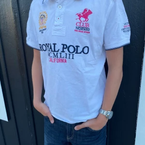 ROYAL POLO CALIFORNIA PIKÉ (limeted edition) - Tjena! Säljer denna otroligt snygga och limiterade Royal Polo piké, Det finns bara ett fåtal av just den här pikén i hela världen och speciellt i denna färgcombo. Pikén har varit otroligt välförvarad i flera år men nu har jag bestämt mig att sälja
