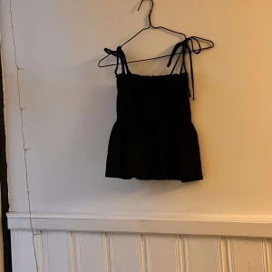 Fin marinblå topp🫶🏻 - Nytt skick! Använt den ca 3 gånger och inga fläckar eller hål! 💕