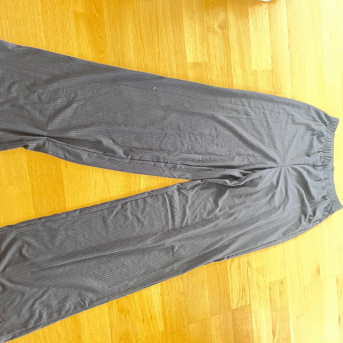 Grå mjukisbyxor från H&M