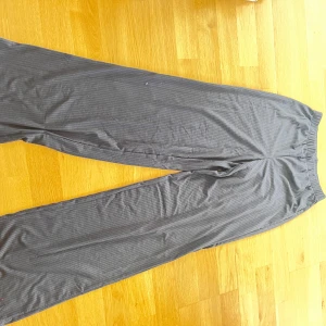 Grå mjukisbyxor från H&M - Säljer ett par grå mjukisbyxor från H&M i storlek XS. Byxorna är superbekväma och har en elastisk midja. De är i nyskick och redo för en ny ägare!