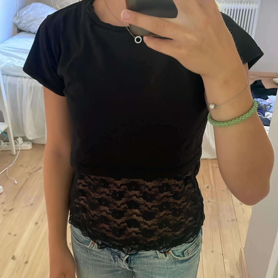 Svart croppad topp med spetsdetaljer - 92