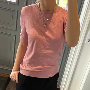 Rosa stickad tröja - Stickad kortärmad tröja från H&M i storlek M, passar även S. Fint skick. Använd gärna köp nu!