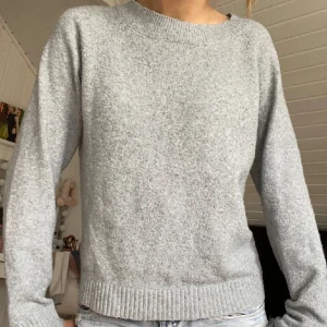 stickad tröja - fin stickad tröja från vero moda, tröjan är i bra skick och är köpt för 250 kr 😇