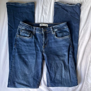 Jeans  - Mid waist jeans från Zara i storlek 36