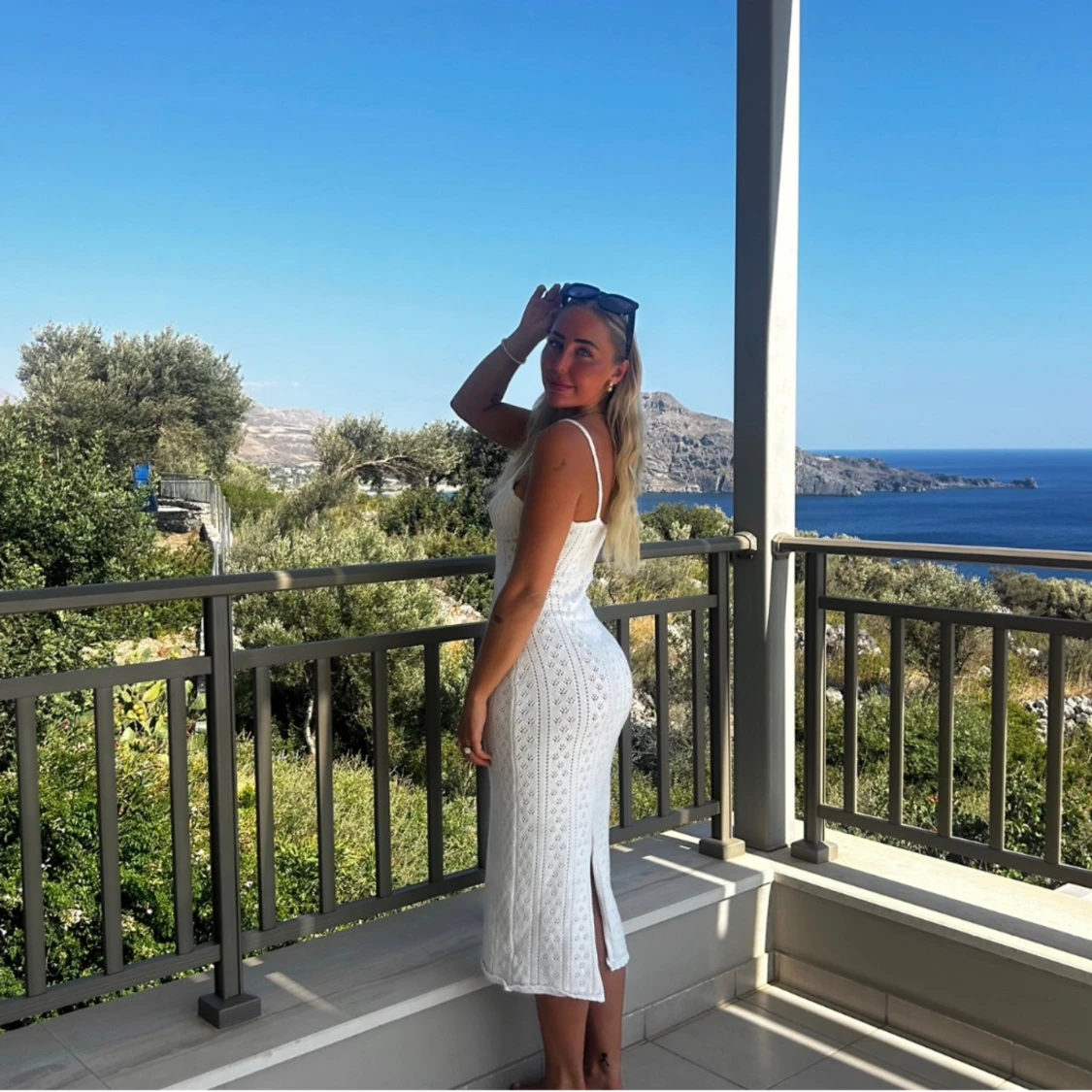 Vit långklänning med spetsdetaljer