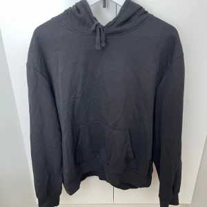 Svart hoodie  - Svart hoddie från hm i storlek xl. Fickor framtill samt luva bak. Fint skick