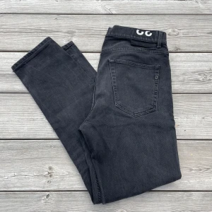 Dondup  - Hej, säljer ett par svarta Dondup i 10/10 skick! De säljs för endast 399!! Billigaste dondup ni kommer hitta. Hör av er vid frågor!