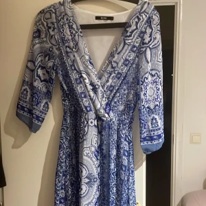 Blå bikbok klänning - Jätte fin mönstrerad blå/vit klänning! Sen är maxi längd och flowy. Armarna är 1/3 armlängd! Ställ gärna frågor 🩷