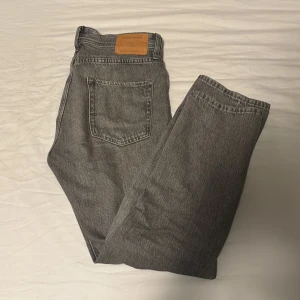 Gråa jeans - Gråa jeans från jack and jones i relaxed fit, super skick inga defekter. Köpta i butik runt ett år sedan. Pris kan diskuteras