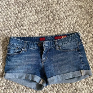 Jeans shorts💋 - Mörkblåa jeans shorts med snygga ditaljer på bakfickorna! Köpte dom i Kroatien och är riktigt snygg. Är lite små nu så det är därför jag säljer dom. Dom är hela men kanske lite slitna eftersom att jag köpte dom på en loppis💗