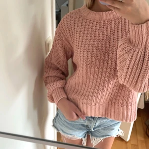 TRÖJA - Älskar denna färg!!🕺 så fin och bekväm helt perfekt att använda nu på sensommaren ❤️❤️