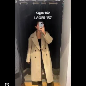 Kappa - Säljer min kappa som jag köpte förra året, den har ett litet hål på ryggen, som man inte kan se för att den är i kappan men annars här den i jättebra skick och gå att använda hur bra som helst🫶🏼