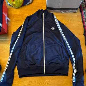 Fred Perry tröja oanvänd  - Fred Perry tröja använd 1 gång skick 10/10 storlek M