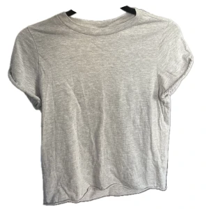 Grå t-shirt - Grå tröja från TopShop💕 storlek 36