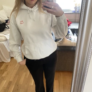 Walls Hoodie - En hoodie från Louis Tomlinsons merch när han släppte albumet Walls, supersnygg och skön men används inte så mycket längre. Kostade 499kr nypris