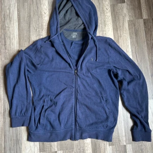 Ralph lauren zip hoodie - Säljer denna snygga ralphlauren zip hoodien då den är för liten för mig, bra skick men väl använd