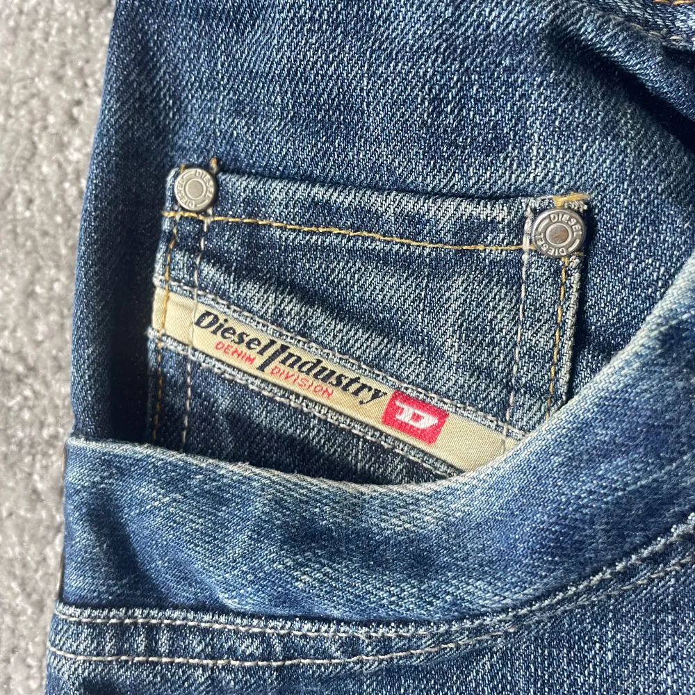 Säljer diesel jeans. Mindre lagning på vänster ben, se bild. Annars mycket fint skick. Storlek 31, skriv för mått.  . Jeans & Byxor.