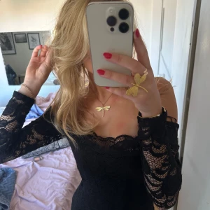 Svart spetsklänning - Säljer en superfin svart spetsklänning! Den har en tight passform och öppen rygg med ett stretchigt material🥥🫶🏼