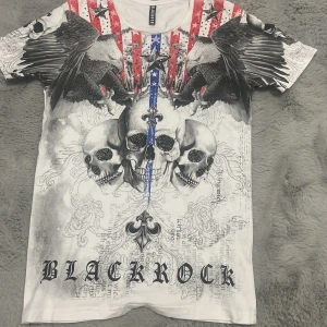 Affliction liknande tisha  - Affliction likande tisha som är cool asf!! Massa detaljer på! 