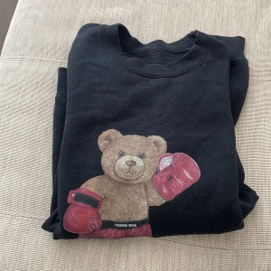 Collegetröja  - Collegetröja från märket fashion bear med ”sports bear” på, superskön och mysig nu till hösten