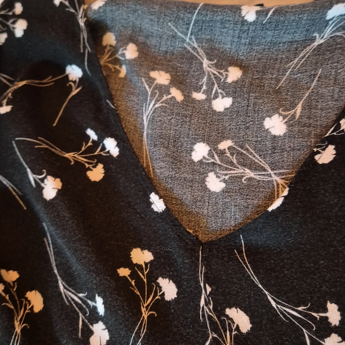 Svart blommig klänning - 91