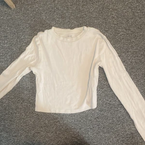 Långärmad tröja - Vit långärmad tröja ganska tunn, lite magtröja