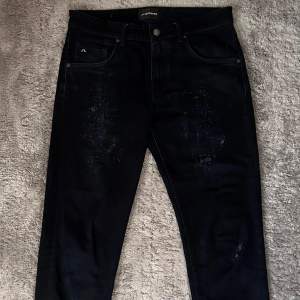 Ett par slim fittade jeans ifrån J.Lindeberg som är näst intill nyskick || Säljs pga att de är för små för ett pris på bara 199:- || Dom har stilrena slitningar på båda benen som tidigare ägare gjort || Kontakta mig via dm vid frågor och funderingar.