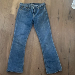 Boot-cut jeans  - Ljus blå boot-cut Jeans, har aldrig använt(för små för mig). Verkligen så snygga💕 skriv till mig om ni undrar nåt😊