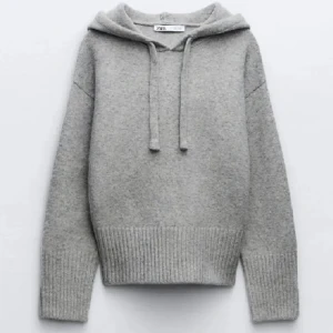 stickad hoodie zara - stickad hoodie från zara bra skick användes under vintern 💕