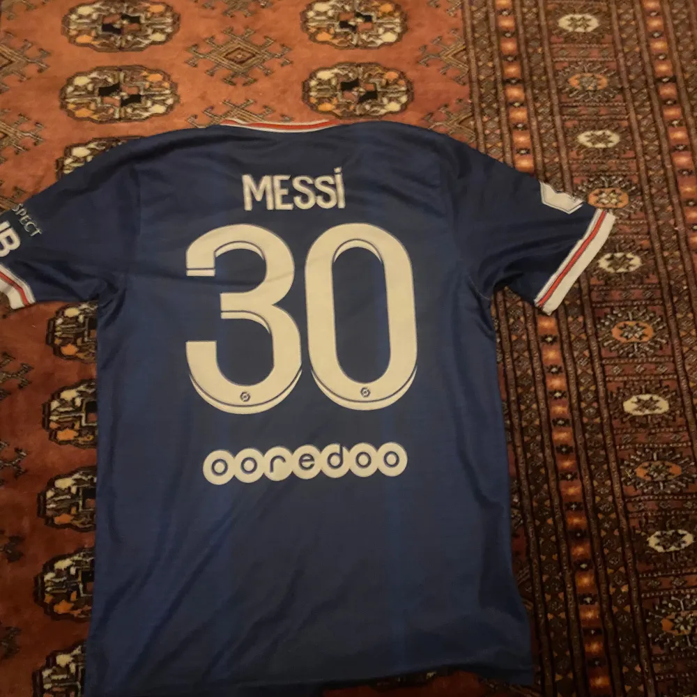 Messi nr 30 psg fotbollströja  Nästan oanvänd . T-shirts.