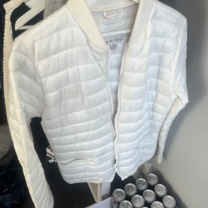 Vit jacka - Vit puff jacka bra skick 