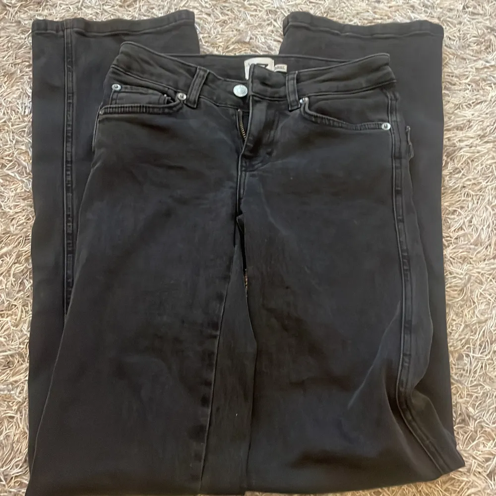 Snygga boot cut jeans i storlek xxs men passar xs också💞 passar inte mig längre tyvärr💞 köp direkt för 250, köp via swish! Köparen står för frakten . Jeans & Byxor.