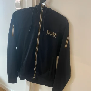 Hugo boss gamla modellen  - Har använt den men har man en sån nåppmaskin så kan man gö så den ser ut som ny 