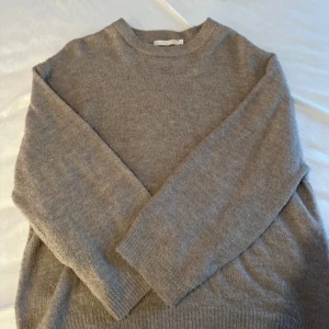 Stickad tröja - Säljer denna tröja som är köpt från lager 157, knappt använd. Säljs då den inte kommer till användning🌸