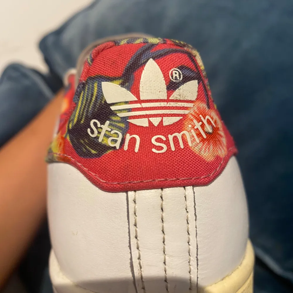 Säljer min jätte fina adidas smith skor i storlek 36 2/3. Väl använda men fint skick💞 säljer för dem är för små. Skor.