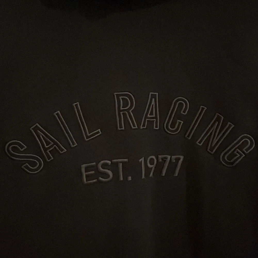 Väldigt fin mörkblå sail racing tröja i storlek large. Kanppt använd och allt är i fint skick och helt.. Tröjor & Koftor.