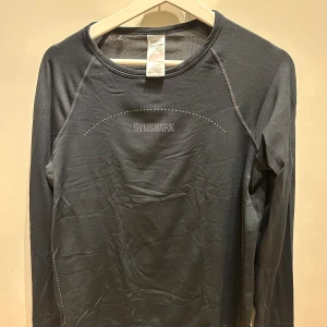 Gymshark träningströja - Gymshark tröja, Superskön och lösare i stylen. Lite för stor på mig, därför säljer jag den. Endast använd ett fåtal gånger 