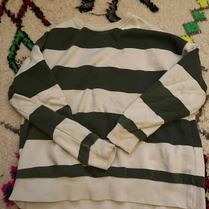 Randig tjocktröja - Jätteskön tjocktröja från pull&bear. Användt ganska mycket men den är i väldigt bra skick.👍