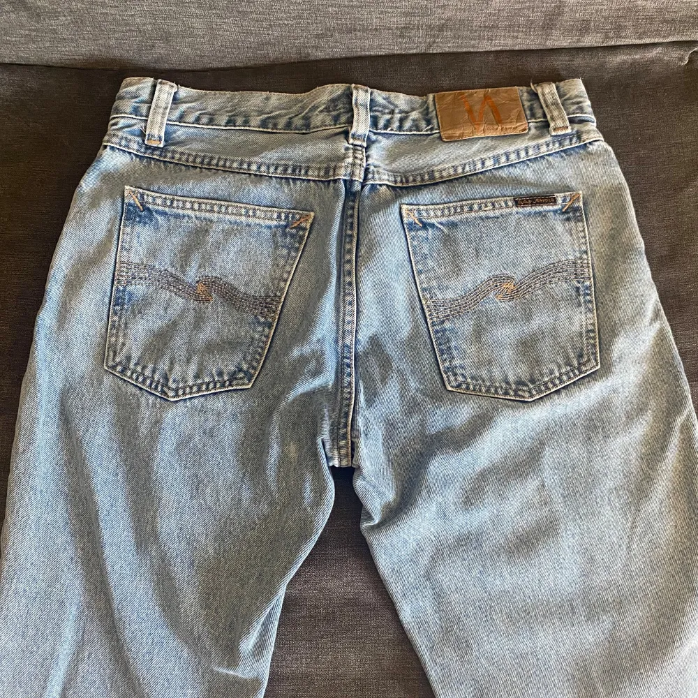 Säljer dessa sjukt feta Nudie Jeans, de är i storlek W31 L32. Modellen heter Gritty Jackson och sitter regular/slim. Skriv vid minsta lilla fundering och kom gärna med prisförslag.. Jeans & Byxor.