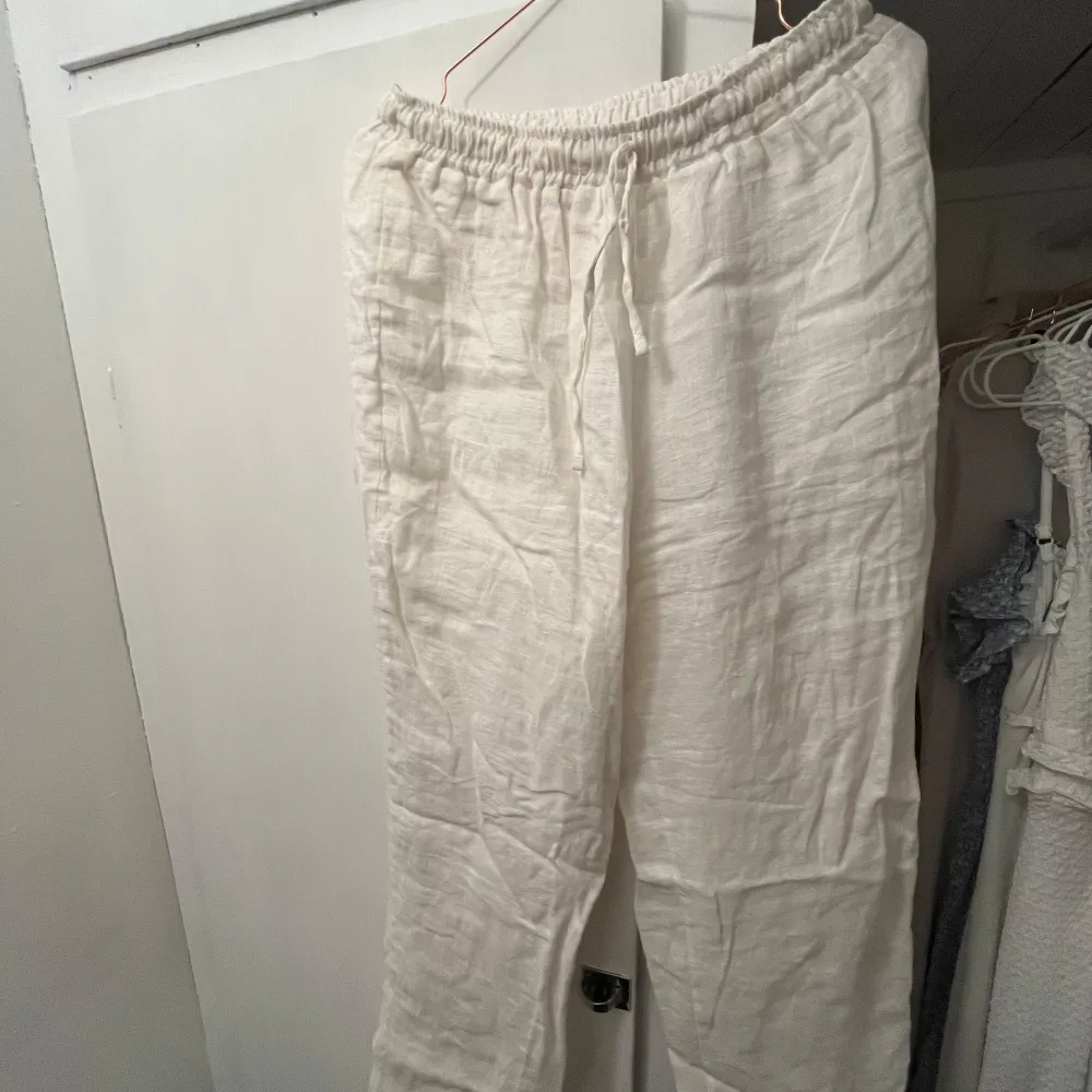 Linnebyxor som är använda fåtal gånger, så skicket är bra! De är rätt så långa, jag är 174 och de slutar vid hälen på mig! Köpte för ca 600kr. Jeans & Byxor.