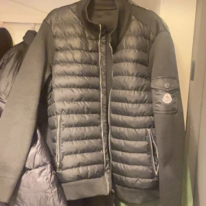 Moncler cardigan  - Storlek M  Den är i bra skick som bara testad 