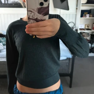 Grön glittrig tröja - Superfin mörkgrön och glittrig tröja från h&m!Storlek M men känns mer som S!❤️