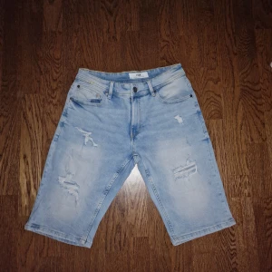 Ljusblåa Ripped Jeans Shorts - Säljer dessa ljusblåa Ripped jeans shorts som nästan aldrig använts. De är I storlek 170. Släpper för 109:-