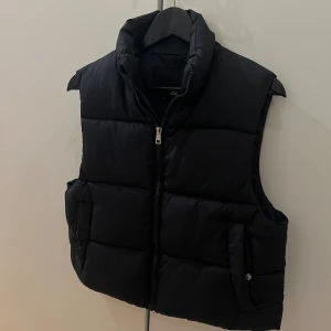 Svart väst - En snygg svart väst ifrån lager 157 i storlek small. Använd fåtalet gånger! Västen har två sidofickor och lite högre till kragen. 