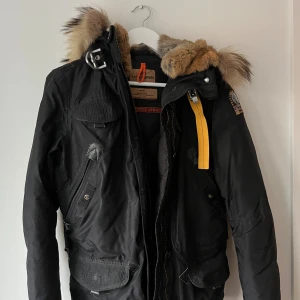 Parajumper Doris - Använd jacka med lite krånglig dragkedja men annars bra skick!