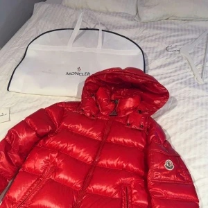 Röd moncler jacka - Röd moncler jacka i storlek 1. Ganska liten i passform, och passar dig bättre ifall du är lite mindre. Pris kan diskuteras vid snabbaffär!