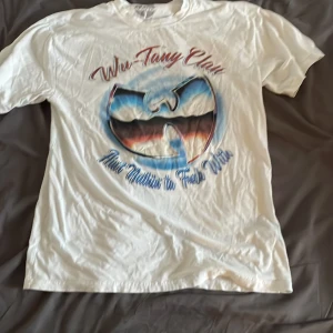 Wu-tang och the notorious B.I.G. T-shirts  - Jag säljer båda T-shirts som jag har köpt på carlings.  Båda T-shirtsen 400kr En T-shirt 200 Wu-tang storlek S loose fit  the notorious B.I.G. storlek M loose fit 
