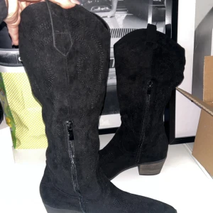 Stövlar  - Jättefina stövlar i färgen svart. Köpta i Spanien o h använda vid cirka 3 tillfällen. Säljer då dem inte kommer till användning. Stövlarna har inga skador. 