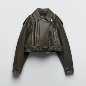 Skinnjacka grön - Säljer min skinnjacka från zara i XS som knappt är använd. Den är i super bra skick och finns även inte kvar hos zara. För fler bilder skriv till mig🌺